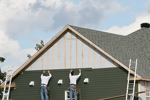 Professional Siding Repair technician working in Campbell, FL